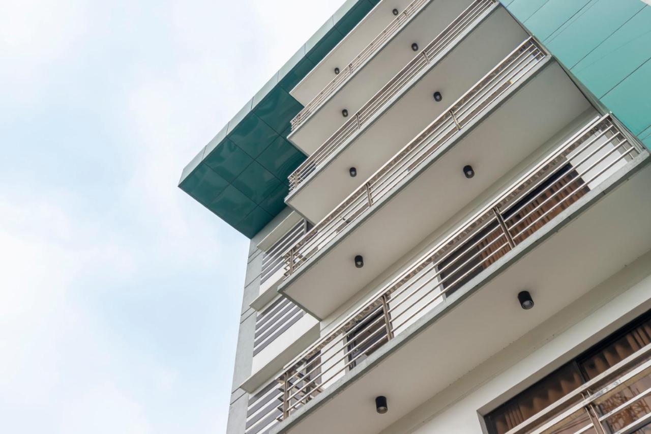 Yellowbell Hotel Batangas Esterno foto